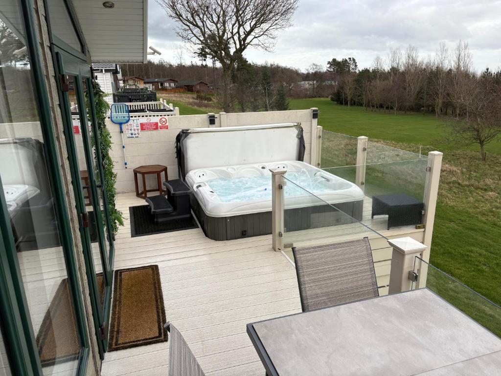 Hot Tub Lodge with Panoramic Views & Free Golf photo 6