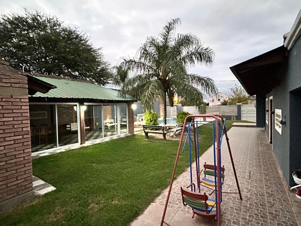 Hermosa Casa con Quincho y pileta - 4