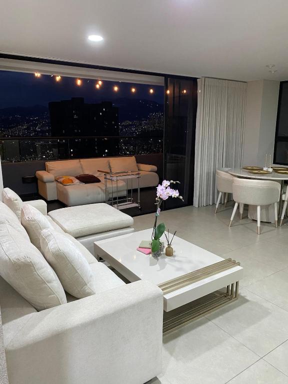 Luxury apartment in Palmas overlooking Medellín - 4