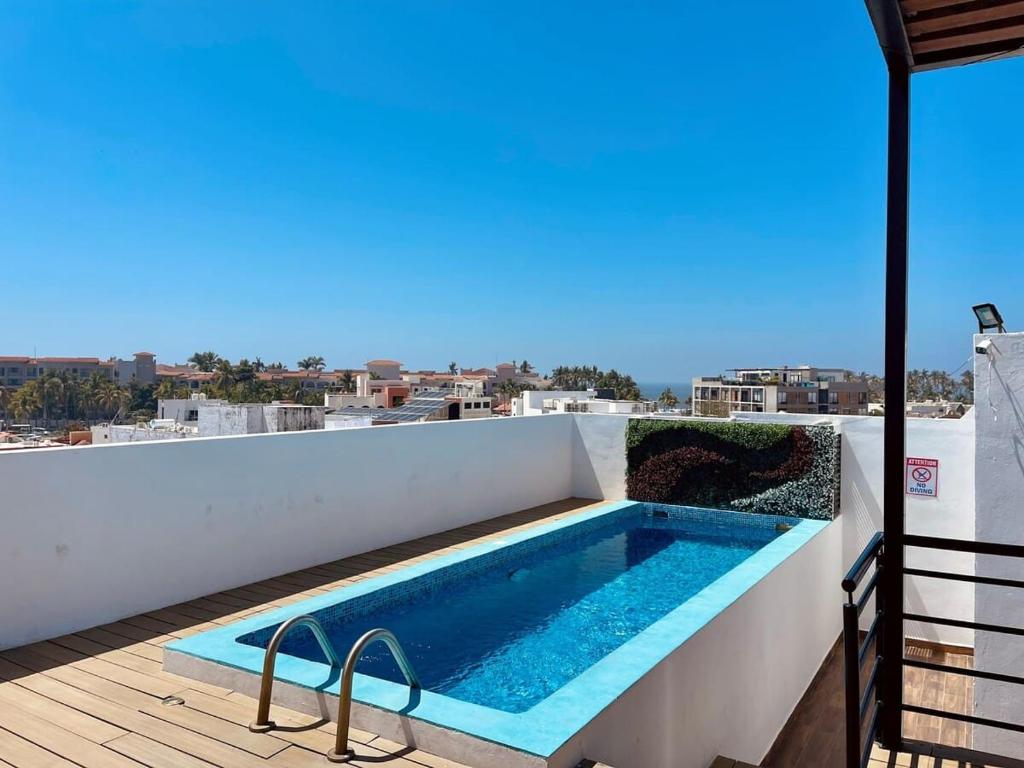Rooftop Pool Apartment 3 Blocks to Beach - 1