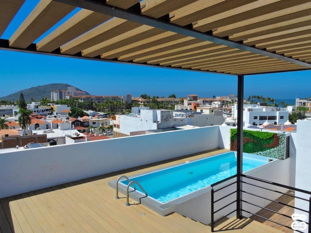 Rooftop Pool Apartment 3 Blocks to Beach - 2