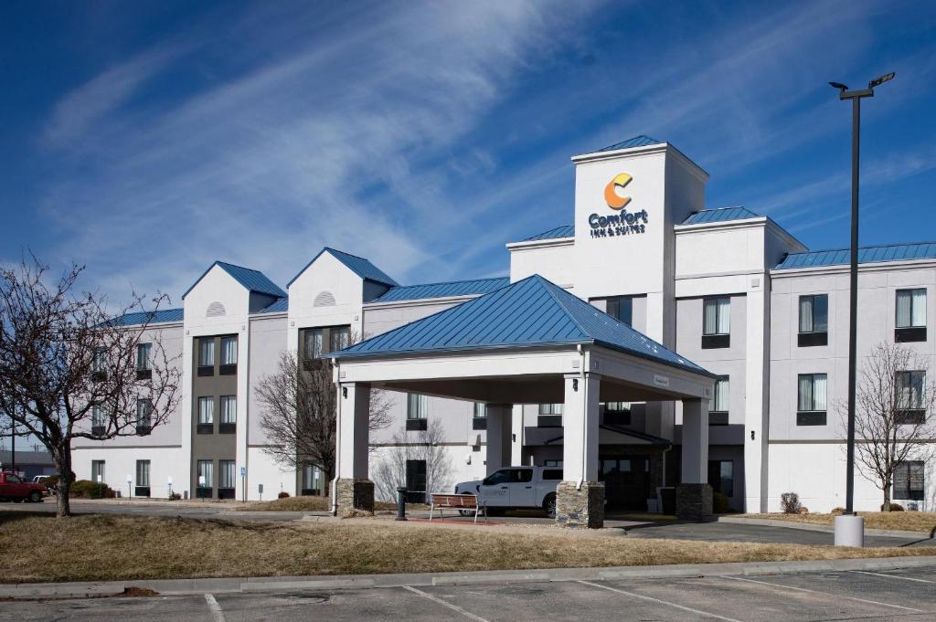 Comfort Inn & Suites Hutchinson 外観