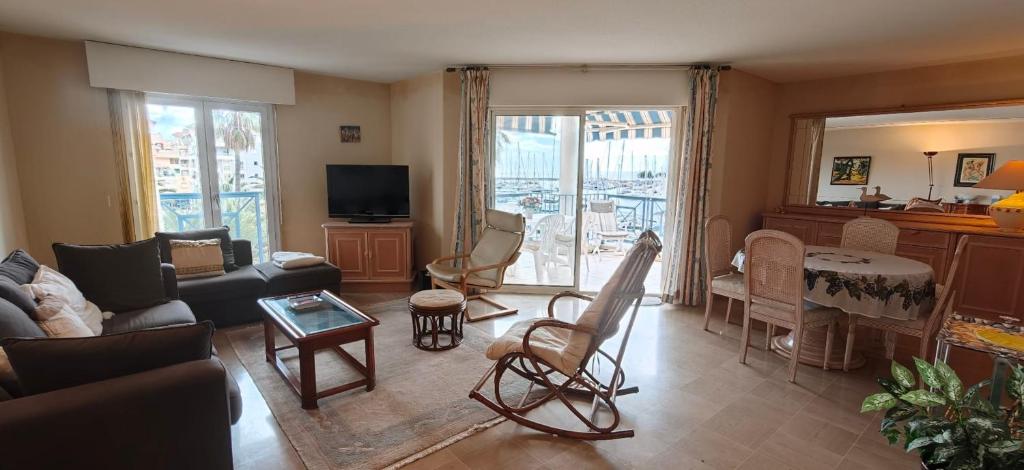 Sea View Apartment in Fréjus - 3