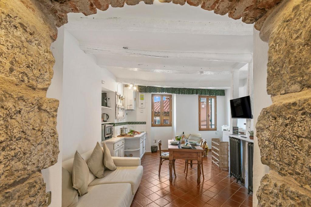 Old Town Apartments 50m Beach and Shop - 5