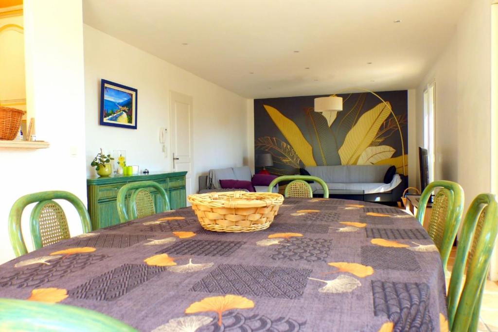 Spacious and bright house with swimming pool - 3