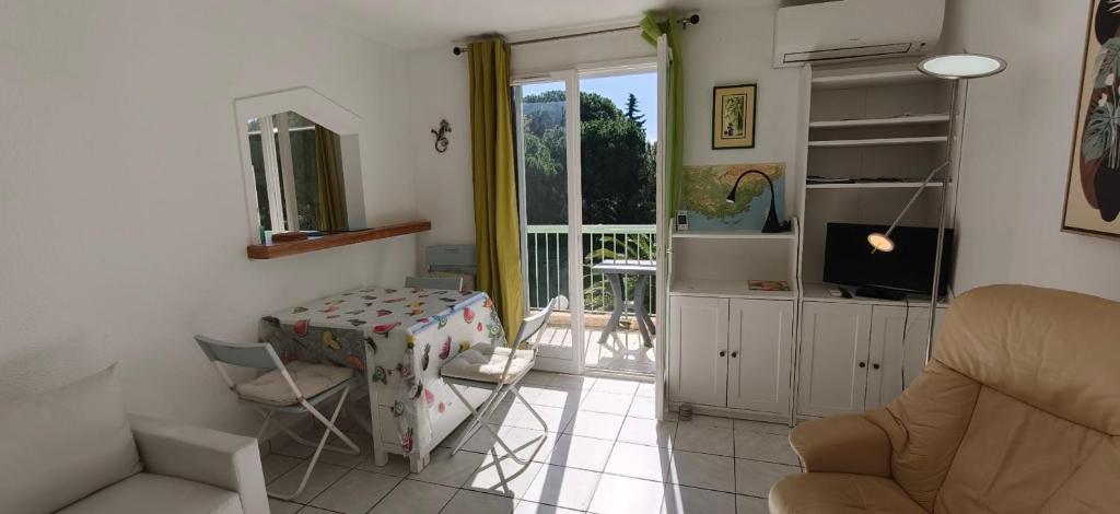 Quiet apartment with balcony and swimming pool - 3