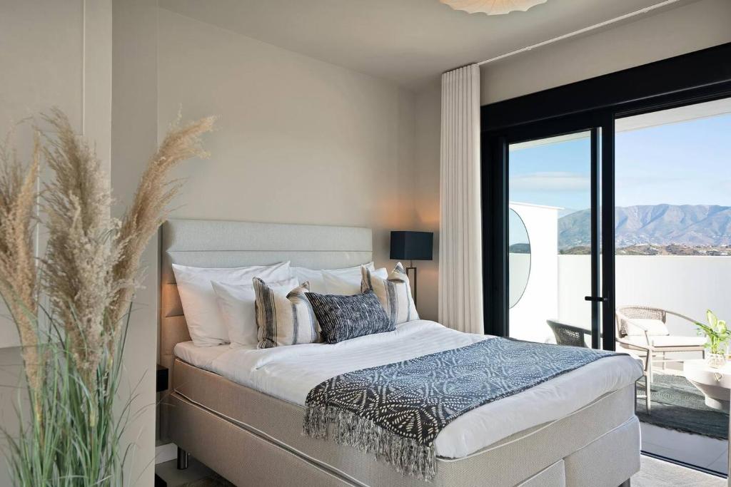 Luxury Golf Penthouse Views, Saunas & Gym - 5
