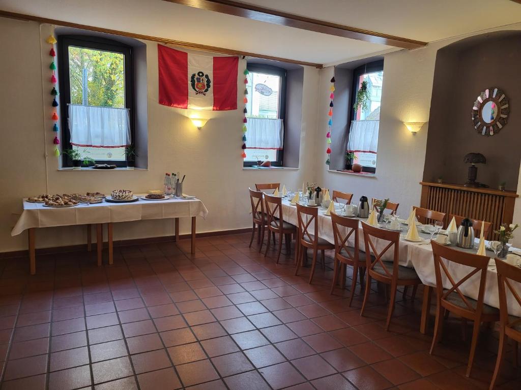 Hotel Eisenbahn - ruhige Zimmer im Zentrum von Karlstadt, ideal für Radfahrer (Hotel Eisenbahn - Peruanisches Restaurant - Zentral in Karlstadt-Fahrradfahrer- und Familienfreundli)