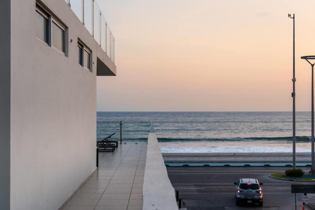 Luxurious 2 bedroom condo with partial ocean view - 4