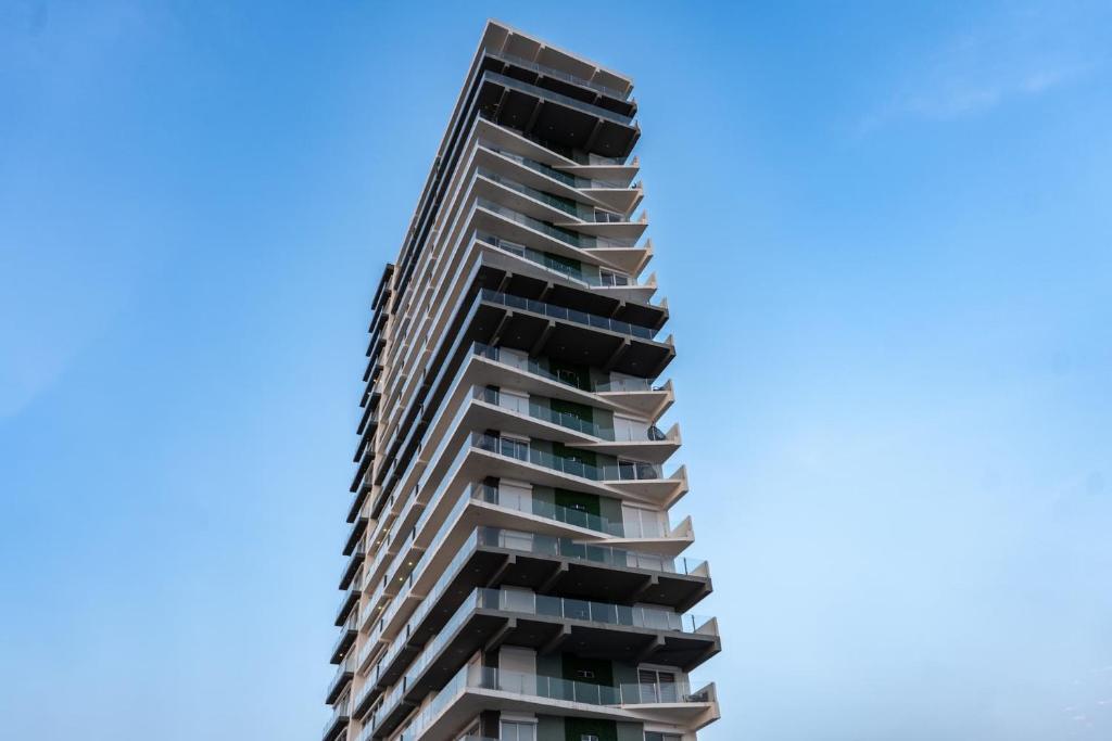 Luxurious 2 bedroom condo with partial ocean view - 5
