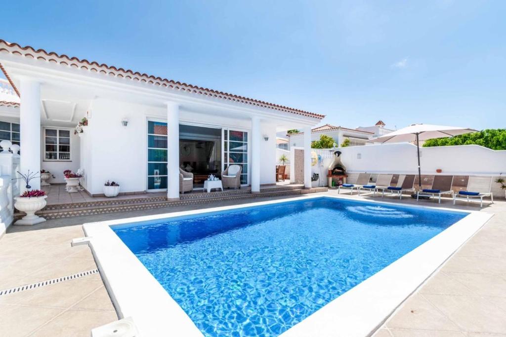 Beautiful 3 Bedroom Villa Private Heated Pool - 1