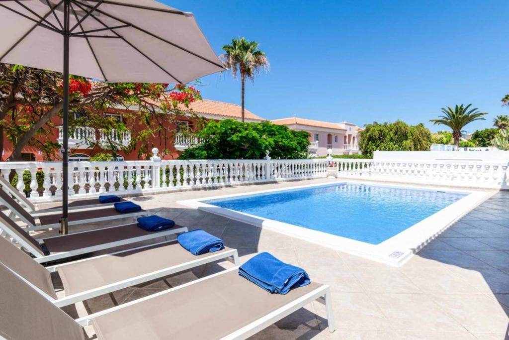 Beautiful 3 Bedroom Villa Private Heated Pool - 4