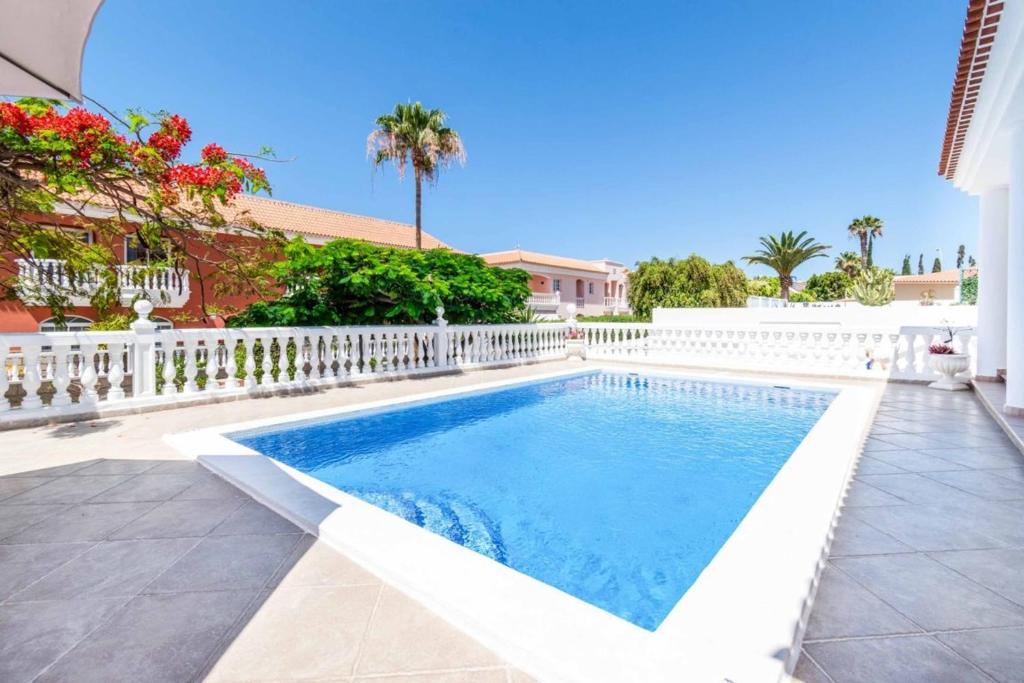 Beautiful 3 Bedroom Villa Private Heated Pool - 2