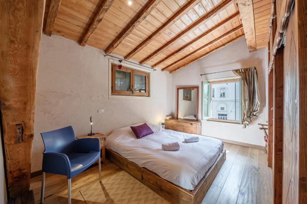 Spacious loft on pedestrian street with views - 4
