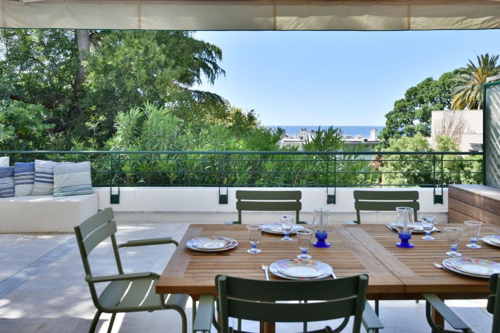Stunning 3-Br Apartment with Large Terrace and Pool - 1