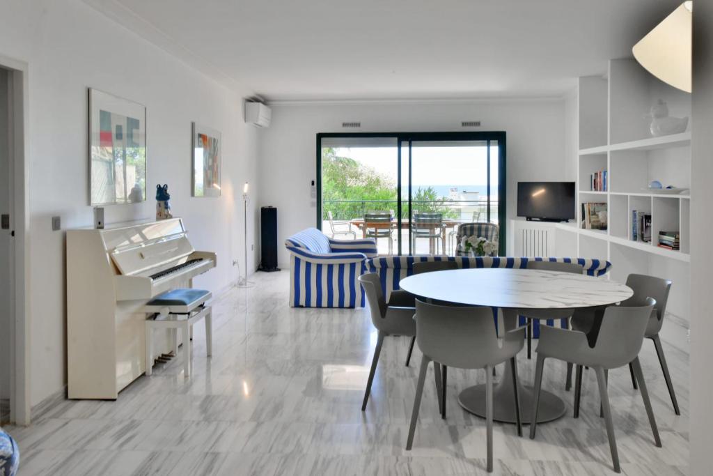 Stunning 3-Br Apartment with Large Terrace and Pool - 3