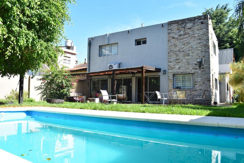Casa familiar con pileta - 1