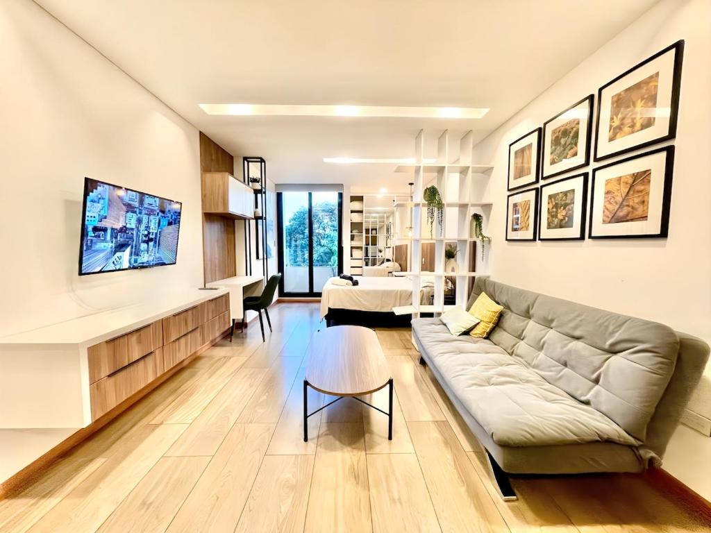 Amplio y moderno Studio con Balcony en Equipetrol - 1