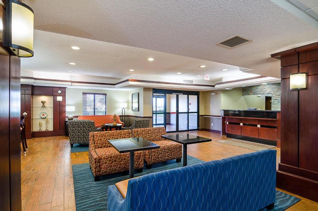 Comfort Inn & Suites Hutchinson フロント・ロビー