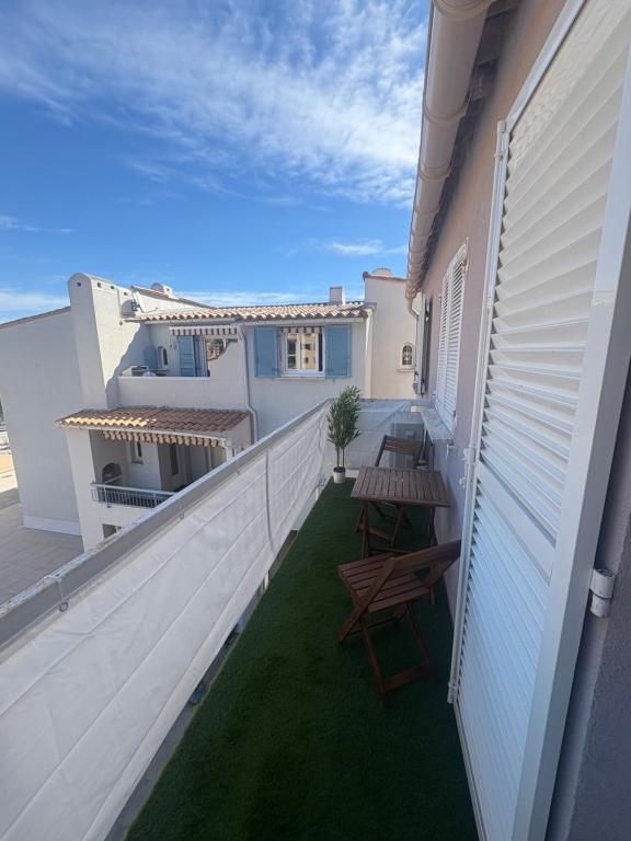 Appartement plein centre Cavalaire Plage et port à pied parking balcon aperçu mer - 5