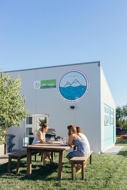YHA Taupo Finlay Jack's Backpackers photo