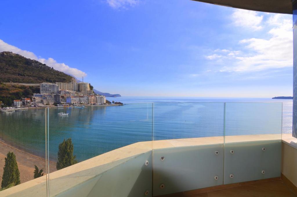 Azure Family Luxury Seaside Living Suites Rafailovici - 2