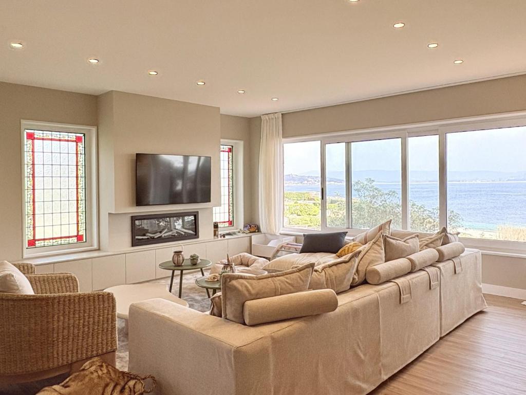 Beachfront Luxury Villa - 1