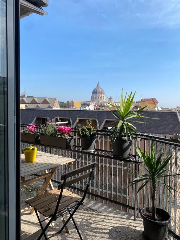 Sunny Apartment with Stunning San Pietro View - 1
