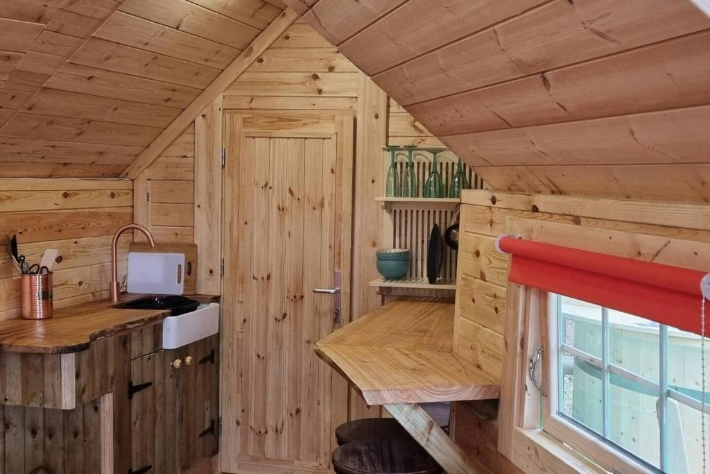 Woodland Cabin with Private Hot Tub, Barmouth photo 6