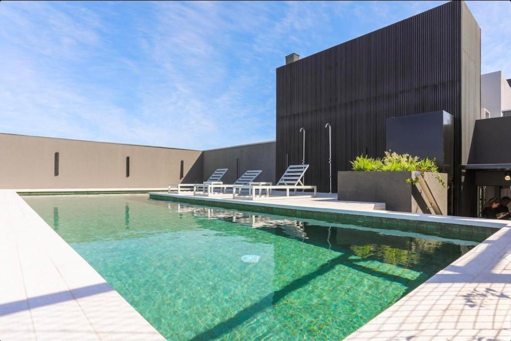 Modern Central location Studio with Rooftop Pool - 3