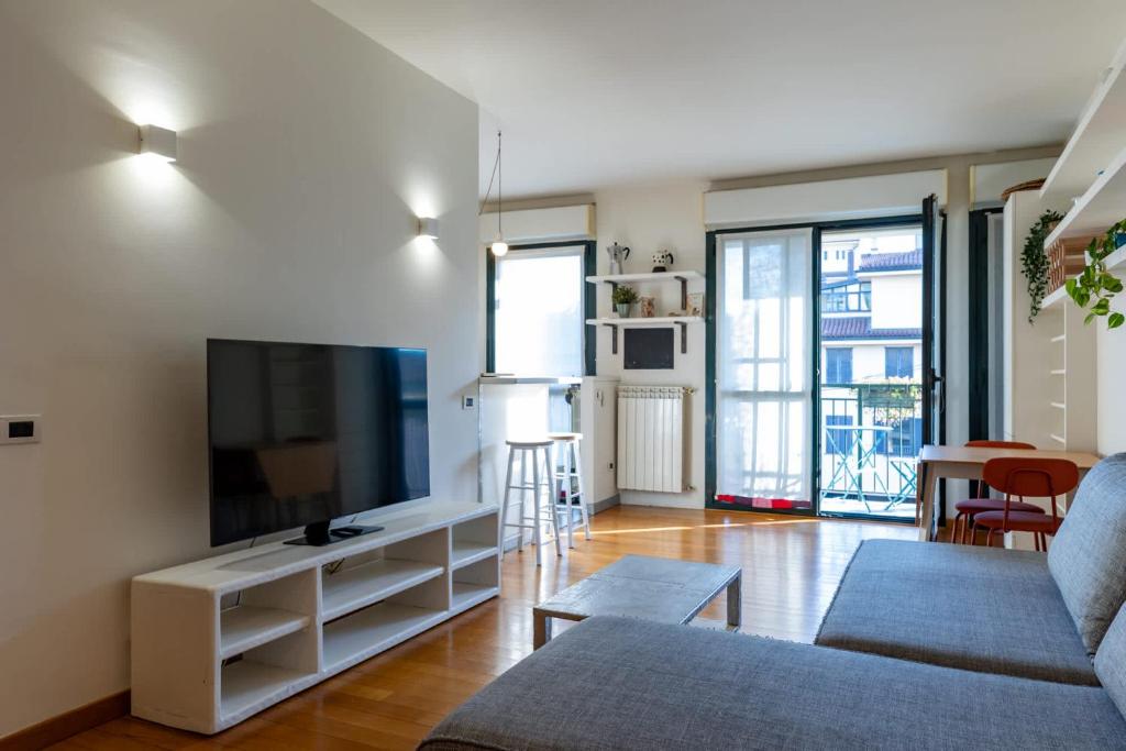 Bright Navigli Apartment with Canal view - 1