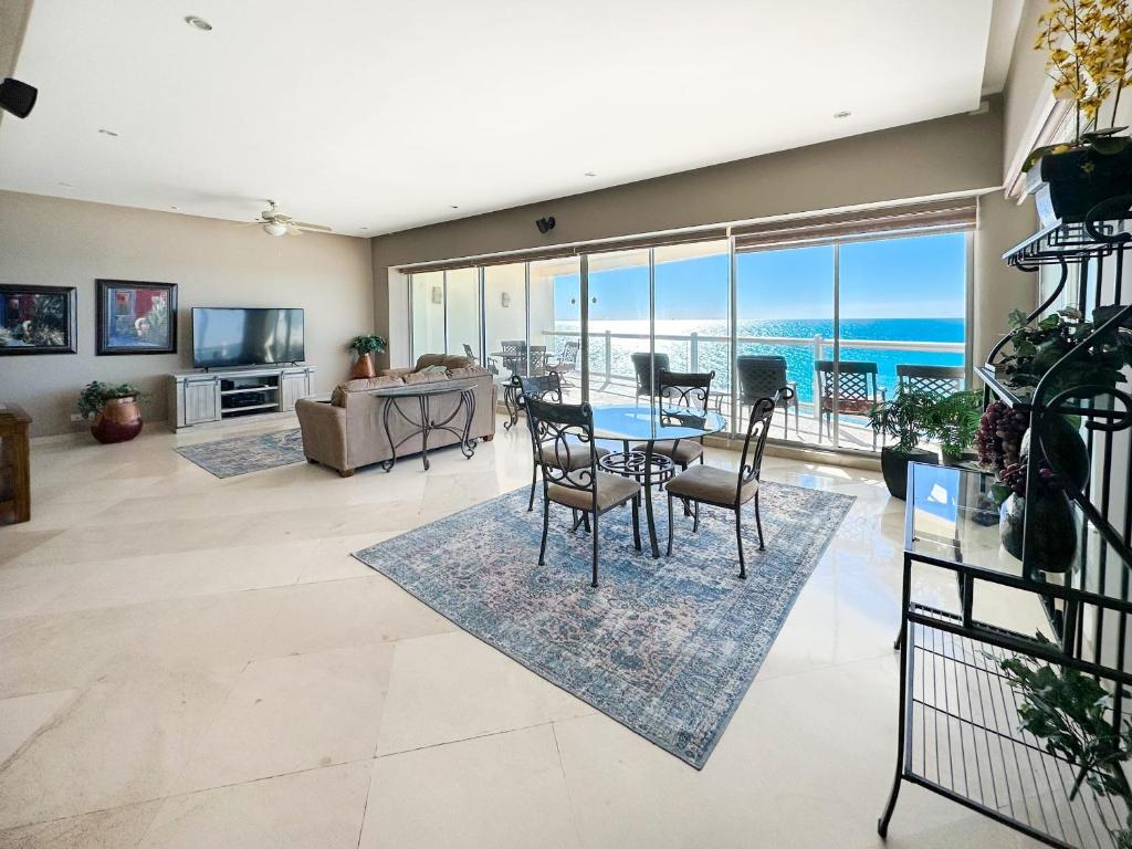10th Floor Condo with Stunning Views Tranquil - 3
