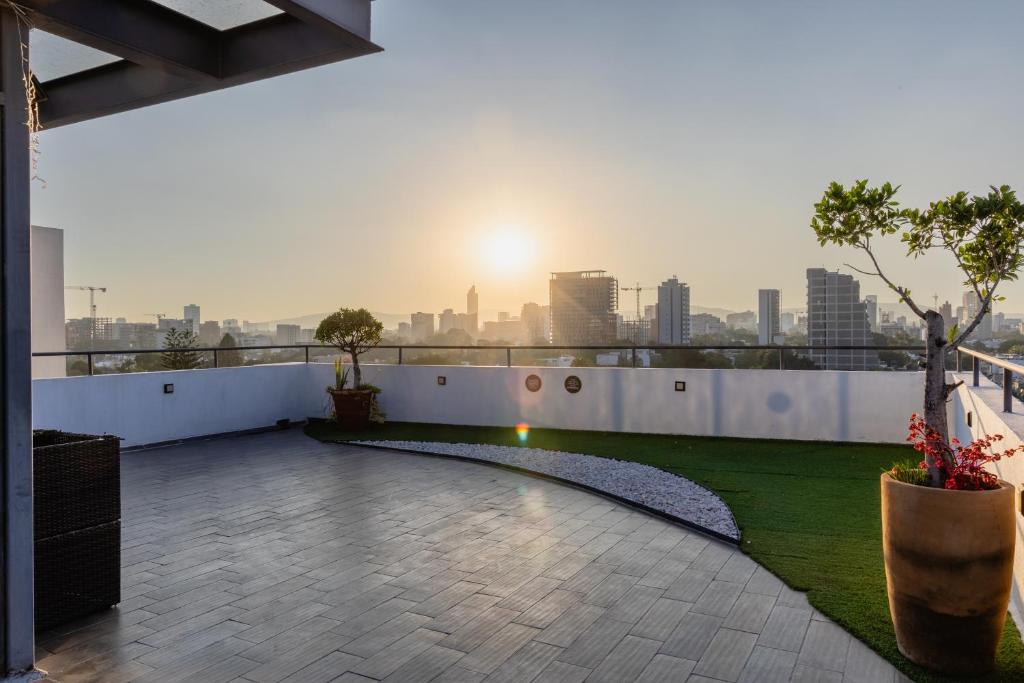King Bed in Americana with Heated Pool & Panoramic Rooftop - 1