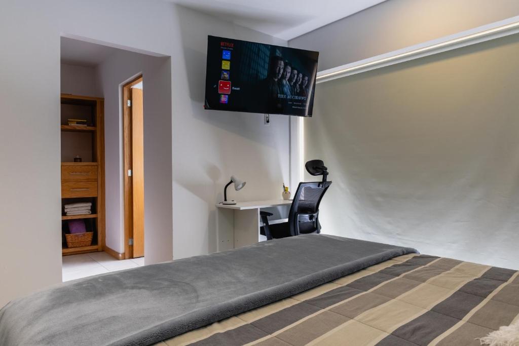 King Bed in Americana with Heated Pool & Panoramic Rooftop - 2