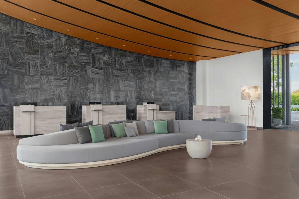 コートヤード バイ マリオット プーケット チャロン ベイ リゾート (Courtyard by Marriott Phuket Chalong Bay Resort) フロント・ロビー