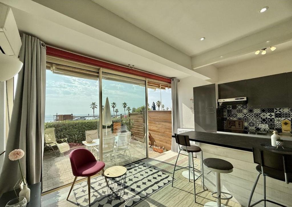 Logement en rez de jardin avec terrasse privée face à la mer ! - 3