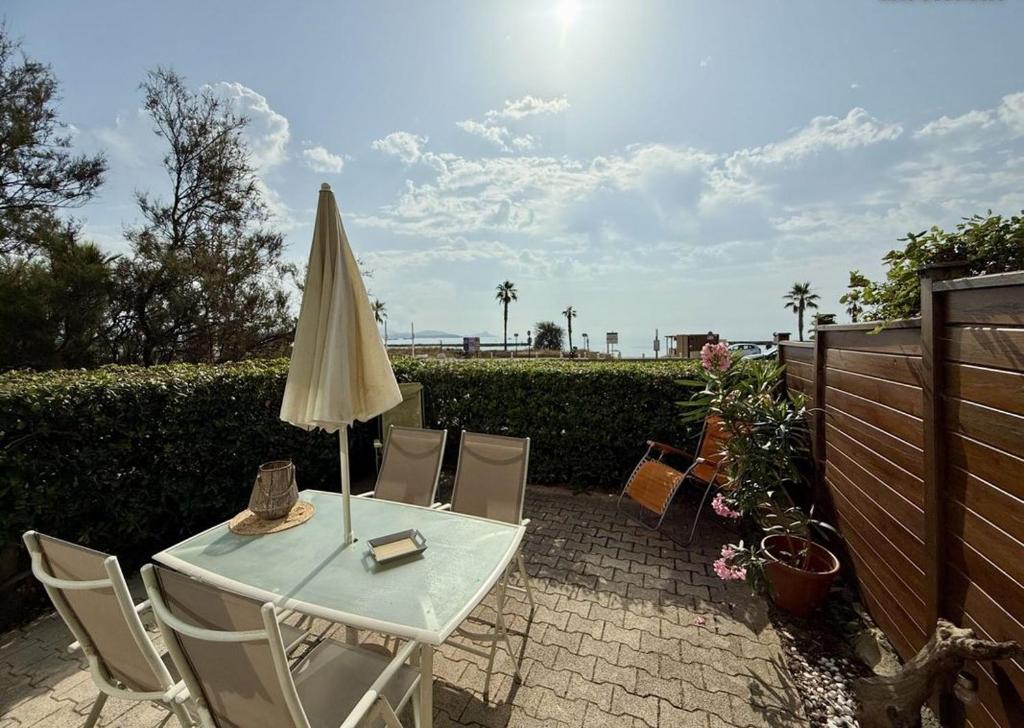 Logement en rez de jardin avec terrasse privée face à la mer ! - 4