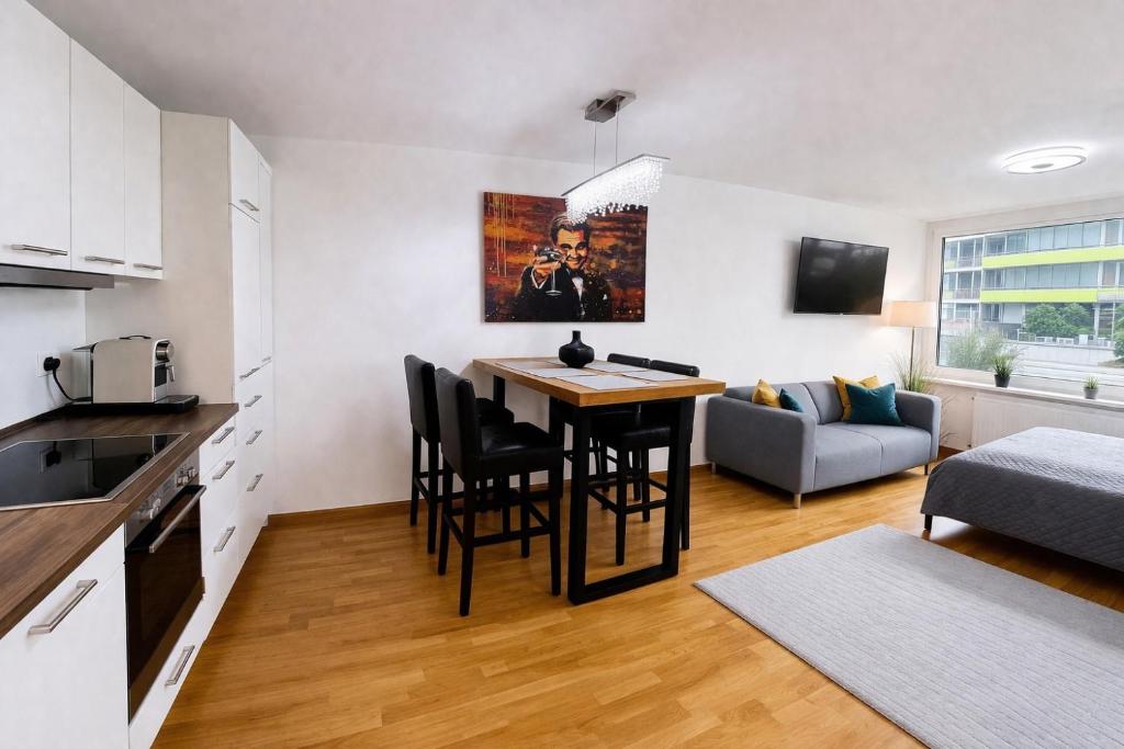 Wohnen am Fluss im City Apartment Linz Donaublick - Garten, Cafe & WLAN, Self-checkin, Parkplatz, für 4 Gäste - 1