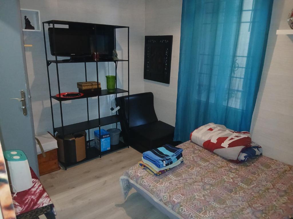 Studio Maryline de 18 m2 - Calme - Rez de chaussée sur patio Privé - Grand Canapé-Lit Clic Clac pour 2 personnes - Kitchenette - Salle de bain - 5 minutes du Métro Brochant de la ligne 13,Bus 54,74 et 31 vers sites touristiques - 2