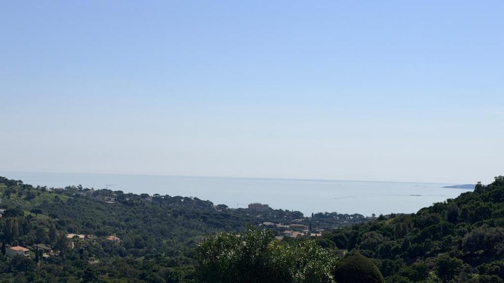 vue mer exceptionnelle, terrasse, piscines et tennis domaine au calme - 2