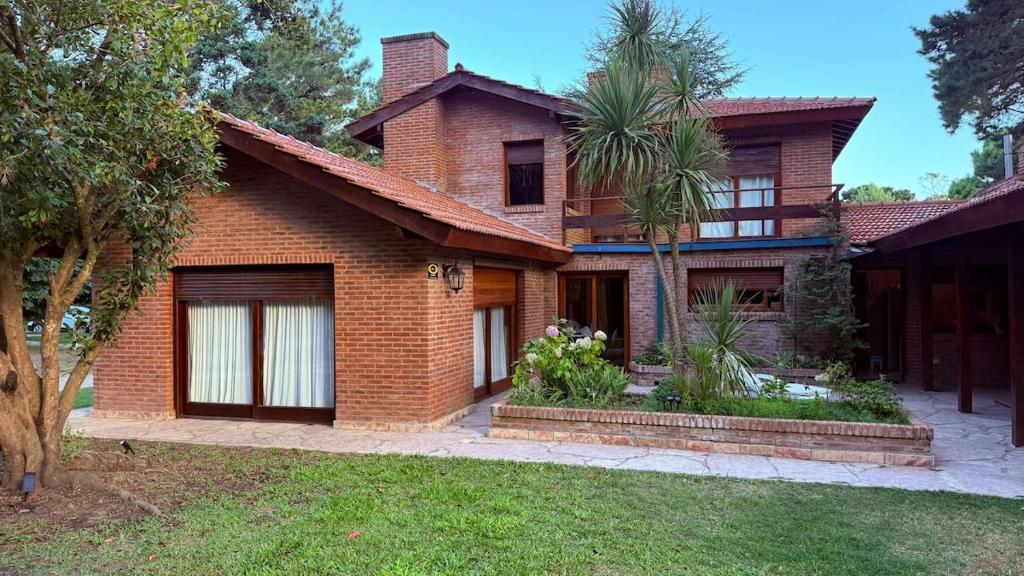 Chalet con minipiscina climatizada en Pinamar norte golf nuevo , Eneas y submarino Santa Fe, muy amplia y cómoda - 5