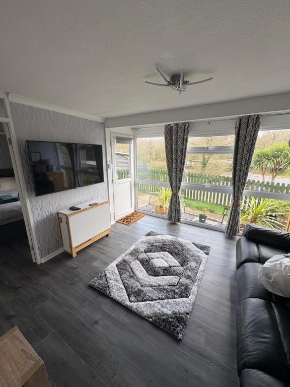 Modern Retreat - dog-friendly holiday-park caravan near Caernarfon, North Wales