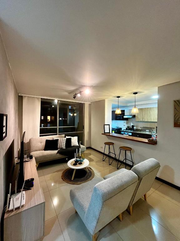 Apartamento Completo Poblado - Ubicacion Central con Parqueadero - 2