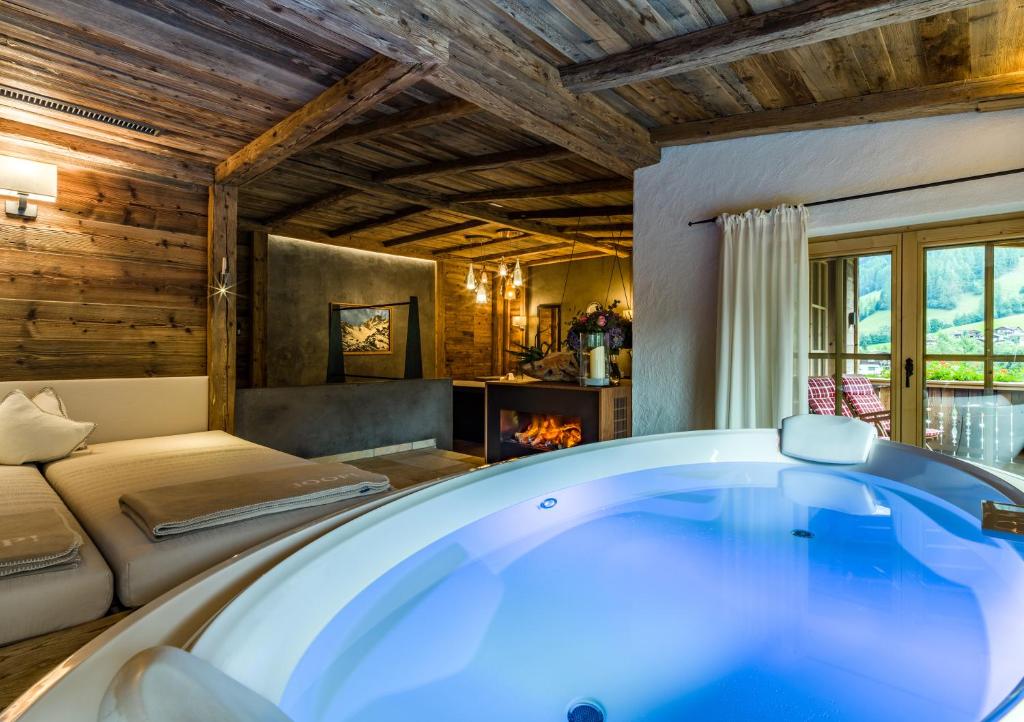 Hot tub, Relais and Chateaux Spa Hotel Jagdhof in Neustift im Stubaital