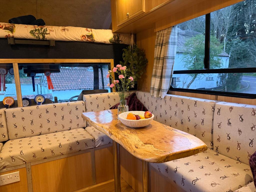 Parrys Horse Box, Exmouth (Converted Horsebox Glamping) photo 3