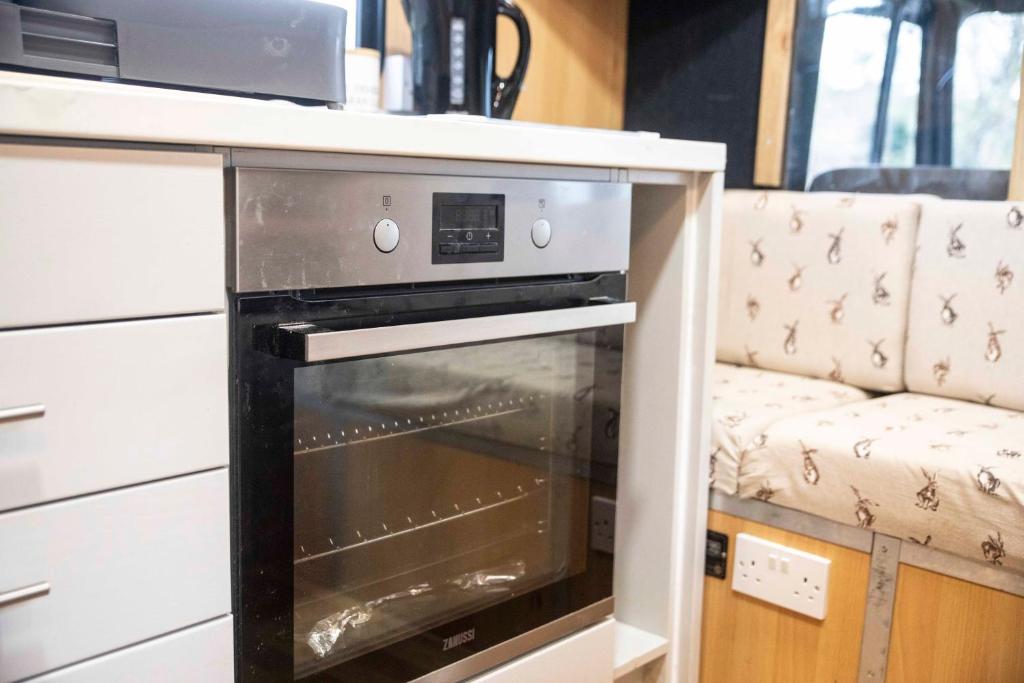 Parrys Horse Box, Exmouth (Converted Horsebox Glamping) photo 7