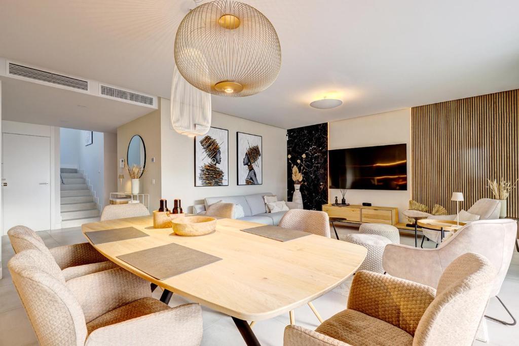 Luxury Penthouse with panoramic Sea & Mountain Views - 3