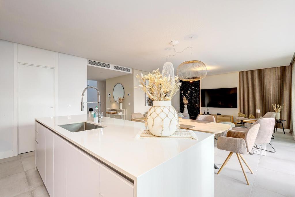 Luxury Penthouse with panoramic Sea & Mountain Views - 5