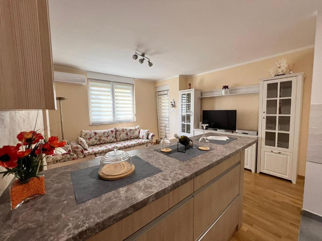 Cosy Home with Balcony, Netflix & Fast WiFi, Self Check-in - 2