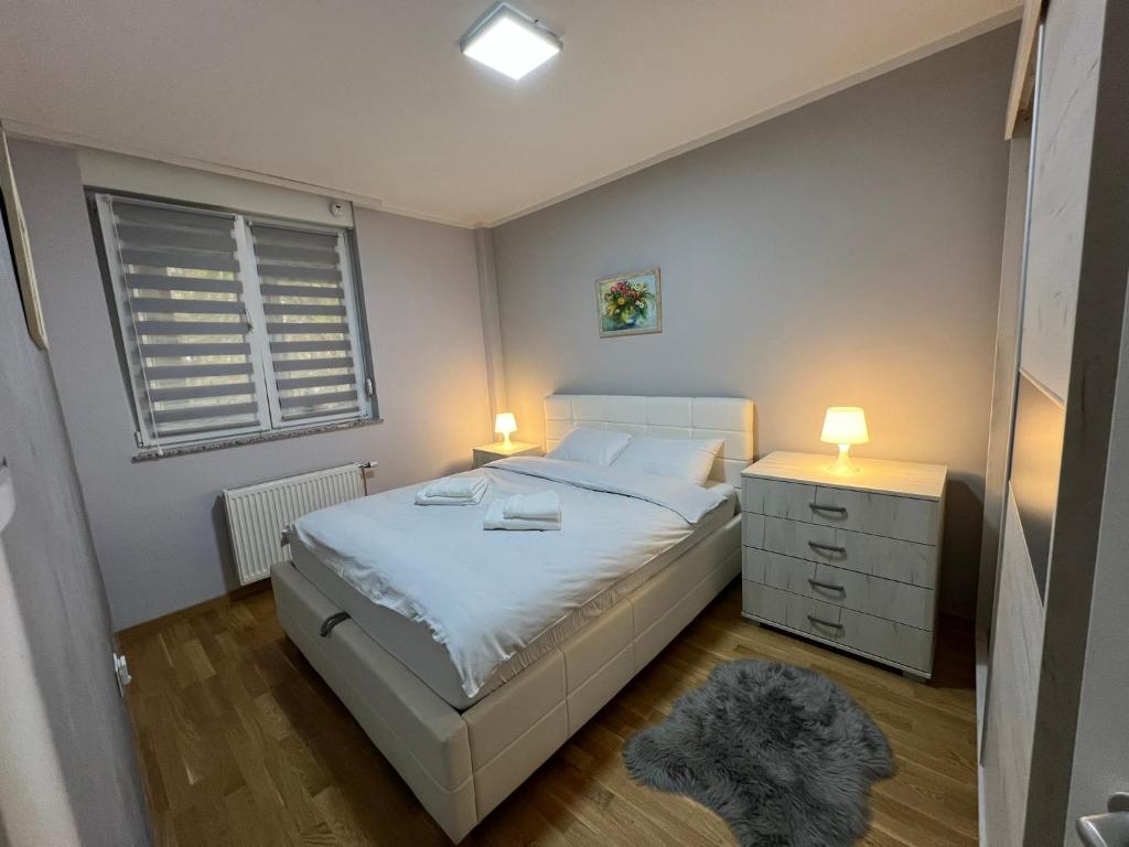 Cosy Home with Balcony, Netflix & Fast WiFi, Self Check-in - 3